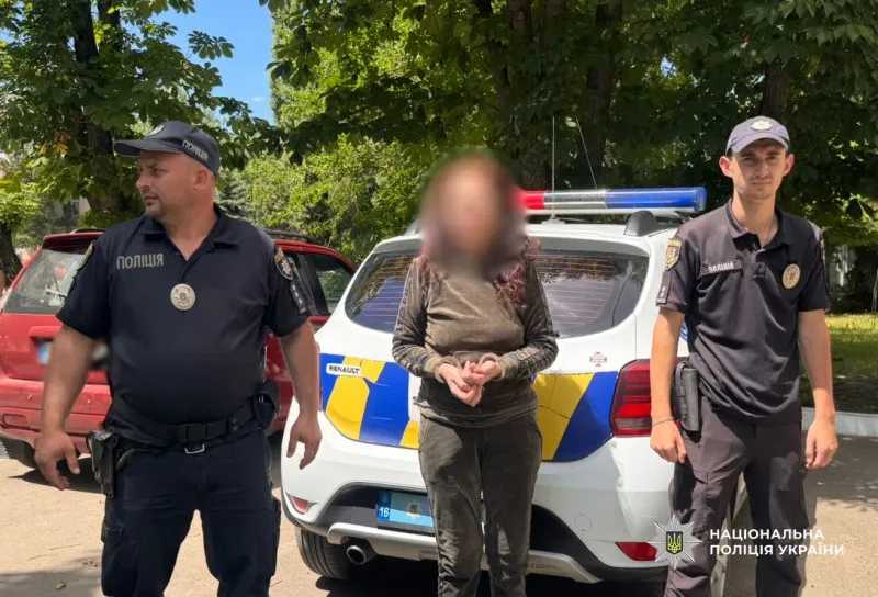 Поліцейські затримали жінку, яку підозрюють у жорстокому поводженні зі своєю підопічною