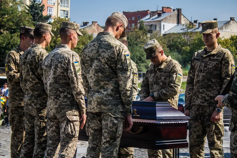 Військові біля труни на похованні