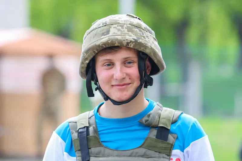 Юнак у військовій формі