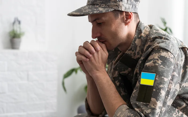 Чоловік у військовій формі замисоився