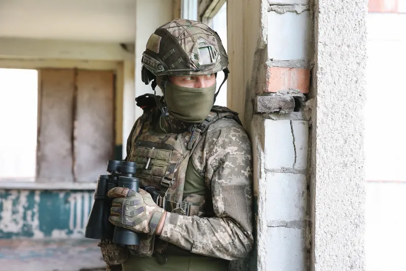 Український військовий з біноклем