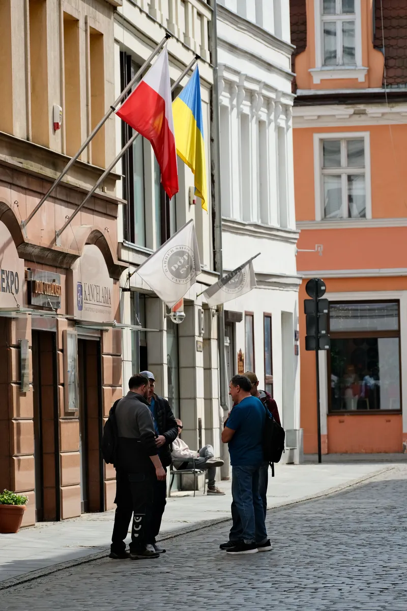 Будівля з польським та українським прапором