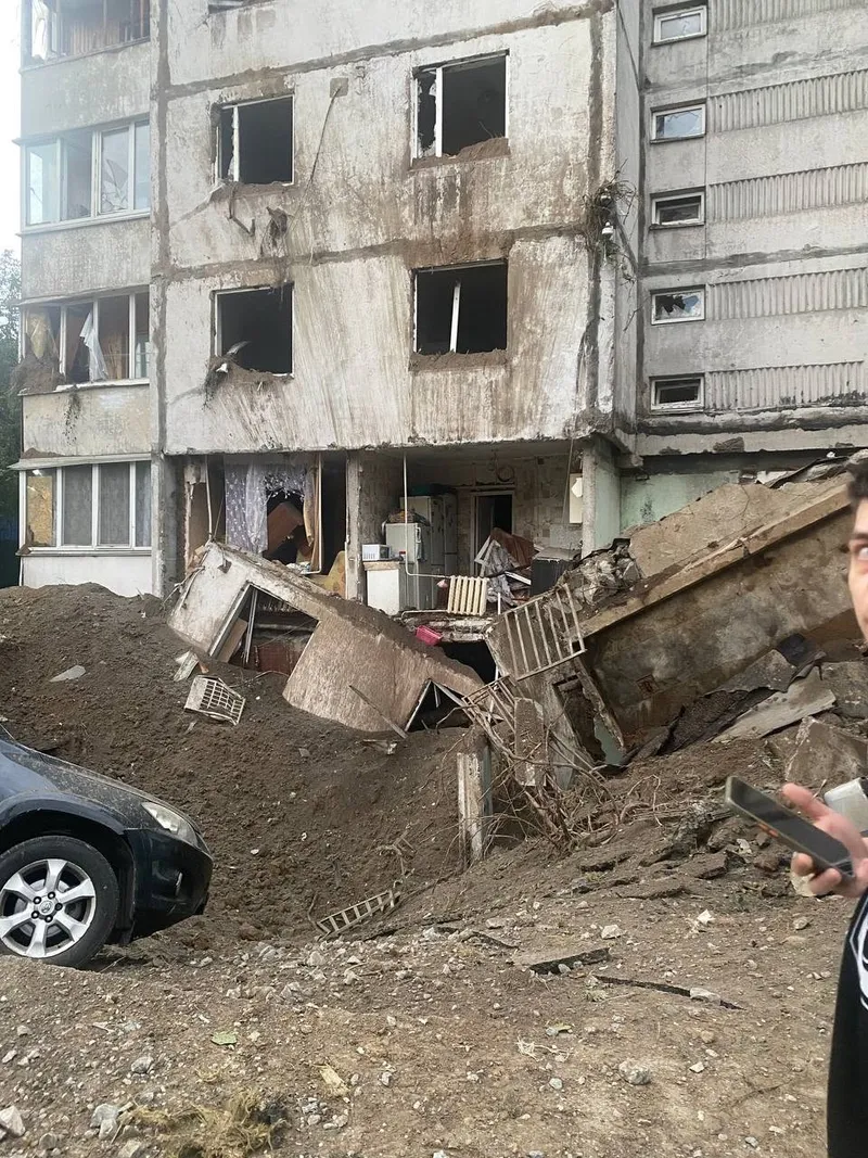 Мешканці зруйнованого будинку вже три тижні живуть у наметах