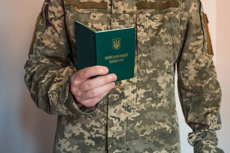 Військовий з військовим квитком