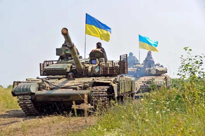 Українські військові на танках з прапорами