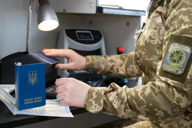 Військовий на митному контролі перевіряє документи