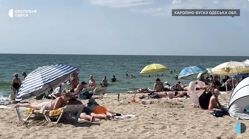 Пляж з відпочивальниками