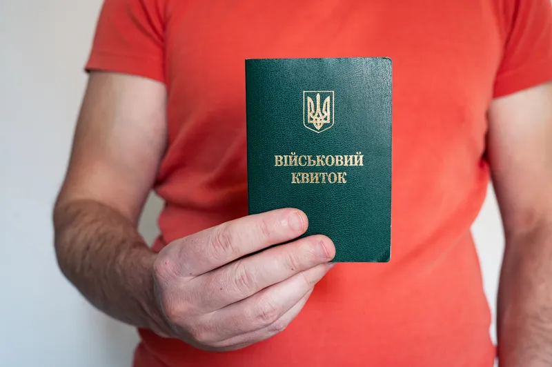 Чоловік з військовим квитком