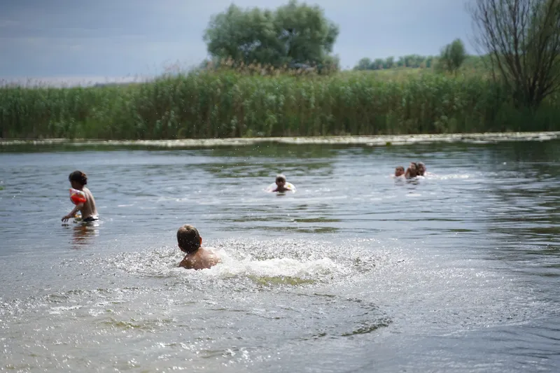 Люди купаються в річці