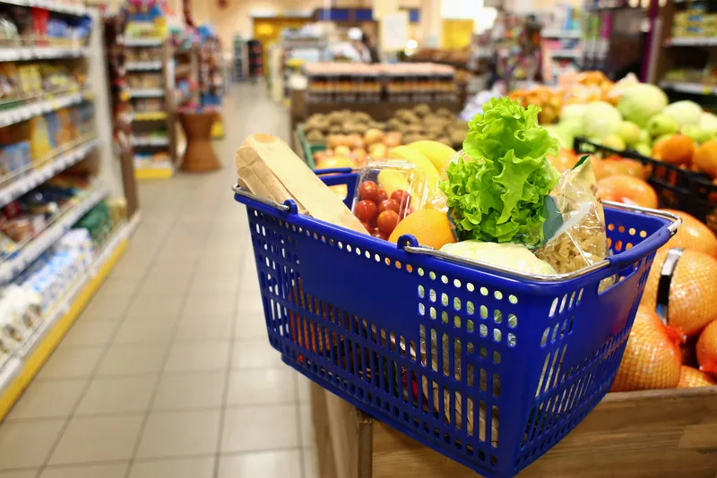 Кошик з продуктами в супермаркеті