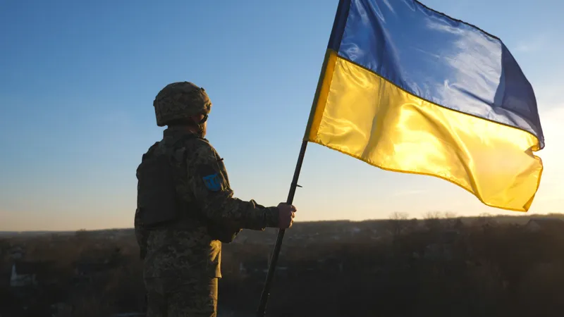 Український військовий з прапором України
