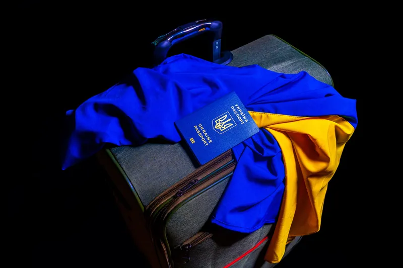 Валіза, український прапор та папспорт