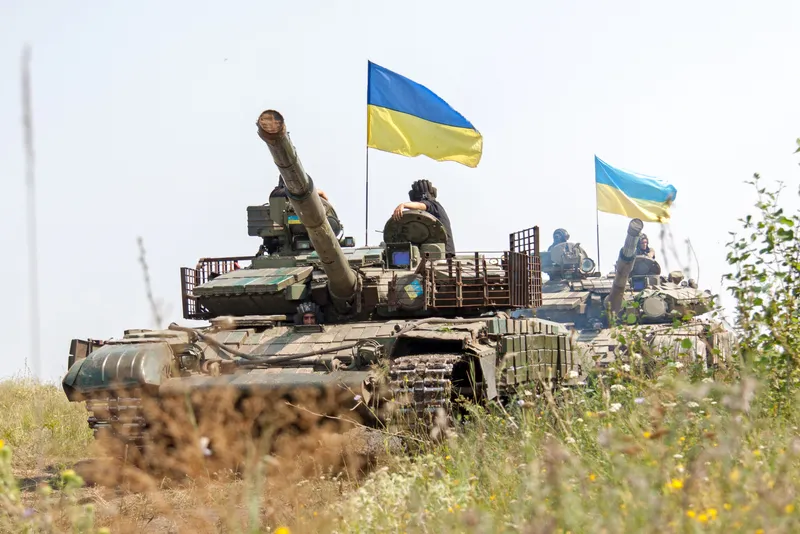 Українські військові на танках з прапорами